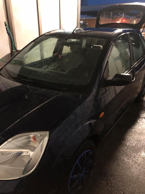 Blau Gebraucht 2003 Ford Fiesta Kleinwagen | 650 € - Bild 1/4