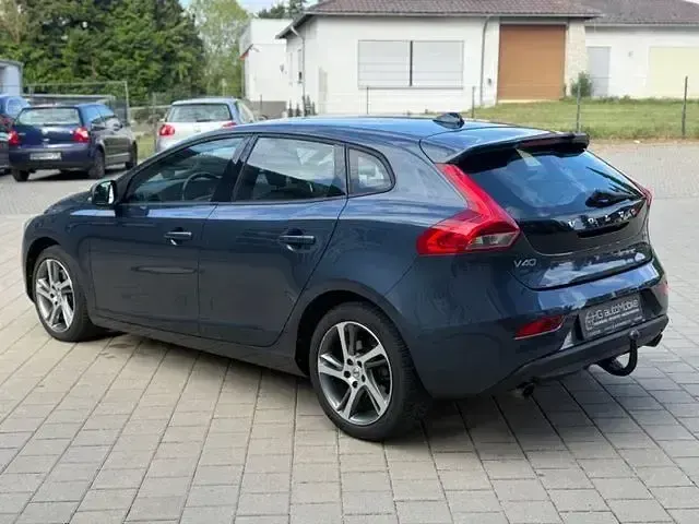 Usata Volvo V40 150 CV (110 kW) 2016 Blu Berlina
