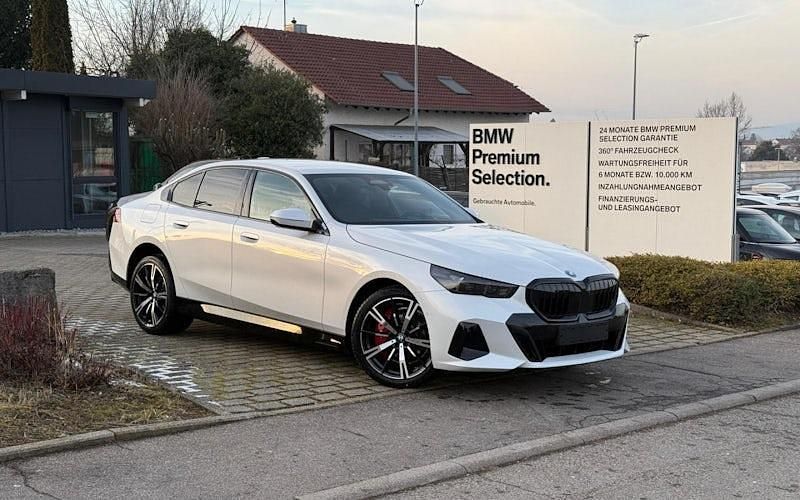 Neu BMW 550e Shadowline 489 PS (359 kW) 2025 Weiß Limousine