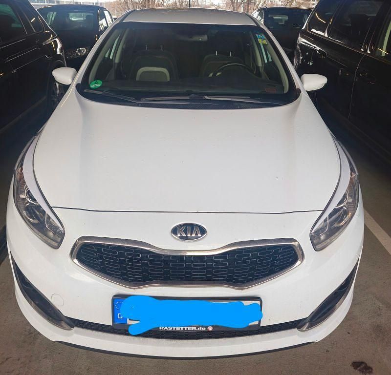 Weiß Gebraucht 2017 Kia Ceed DREAM-TEAM Edition Kleinwagen | 12.399 € (Fairer Preis) - Bild 1/4
