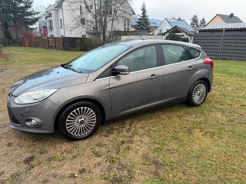 Grau Gebraucht 2011 Ford Focus Limousine | 3.300 € (Superpreis) - Bild 1/4