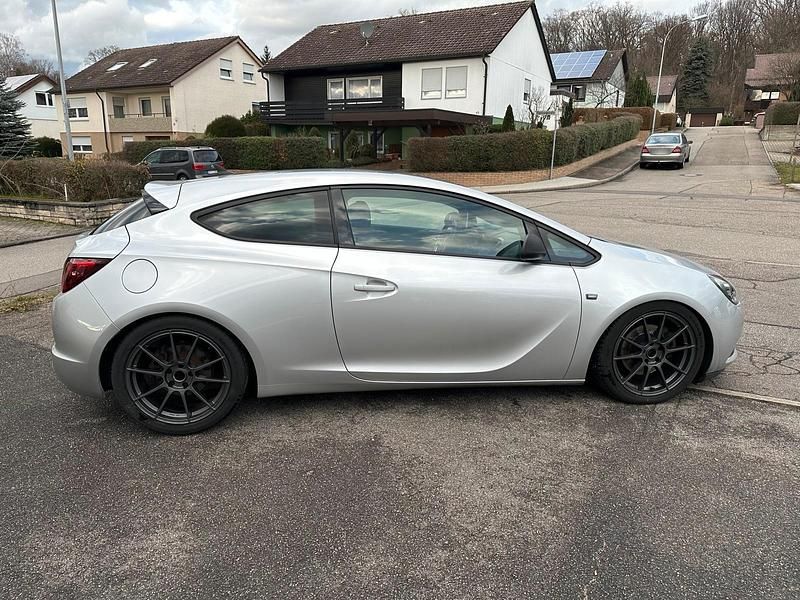 Gebraucht Opel Astra GTC 200 PS (147 kW) 2015 Silber Coupé