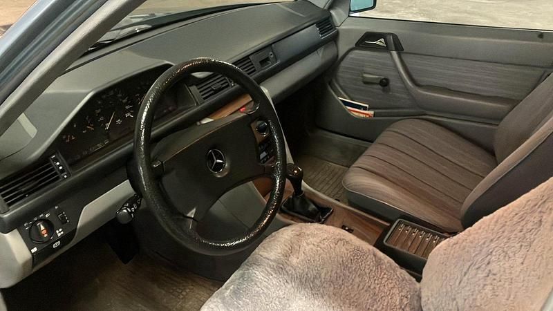 Gebraucht Mercedes E250 94 PS (69 kW) 1989 Blau Limousine
