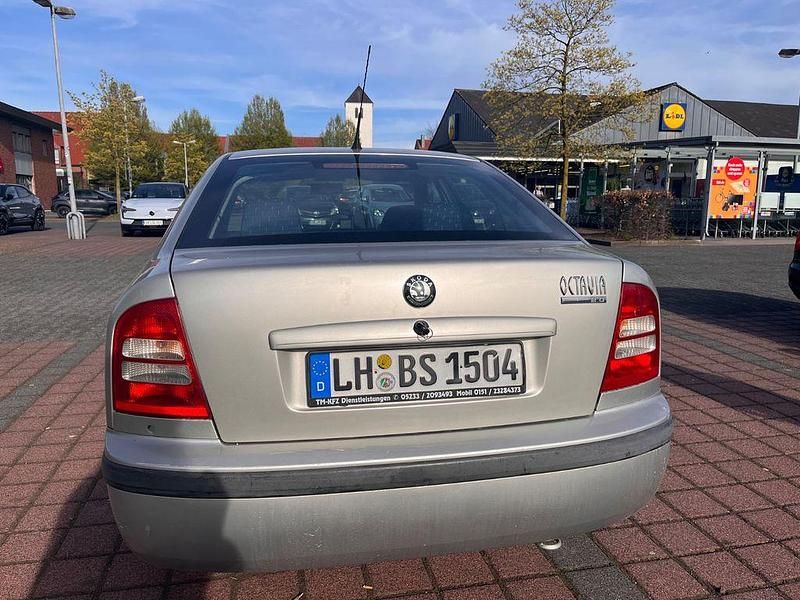 Używany Skoda Octavia Classic 75 KM (55 kW) 2001 Srebrny Sedan/Limuzyna