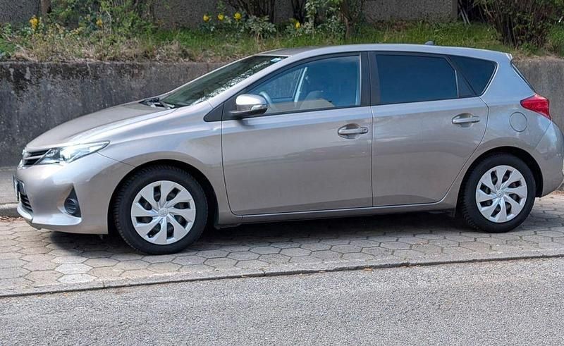 Gebraucht Toyota Auris Cool 99 PS (72 kW) 2015 Braun Limousine