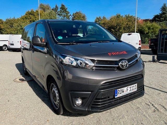 Grau Gebraucht 2022 Toyota Proace Comfort Van | 27.608 € (Teuer) - Bild 1/4