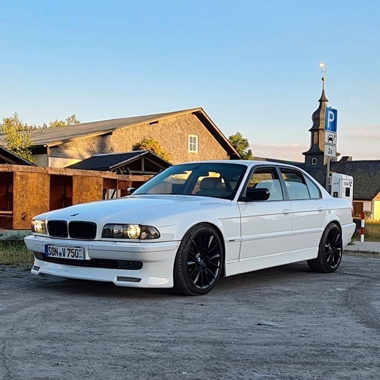 Weiß Gebraucht 1998 BMW 750 Performance Limousine | 17.000 € (Teuer) - Bild 1/4