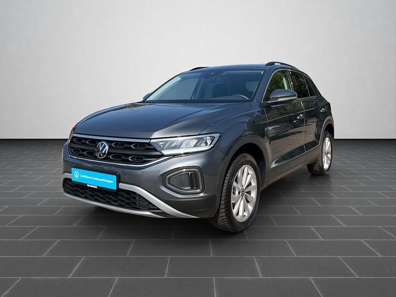 Indiumgrau metallic (metallic) Gebraucht 2025 VW T-Roc Life SUV | 28.900 € (Superpreis) - Bild 1/4