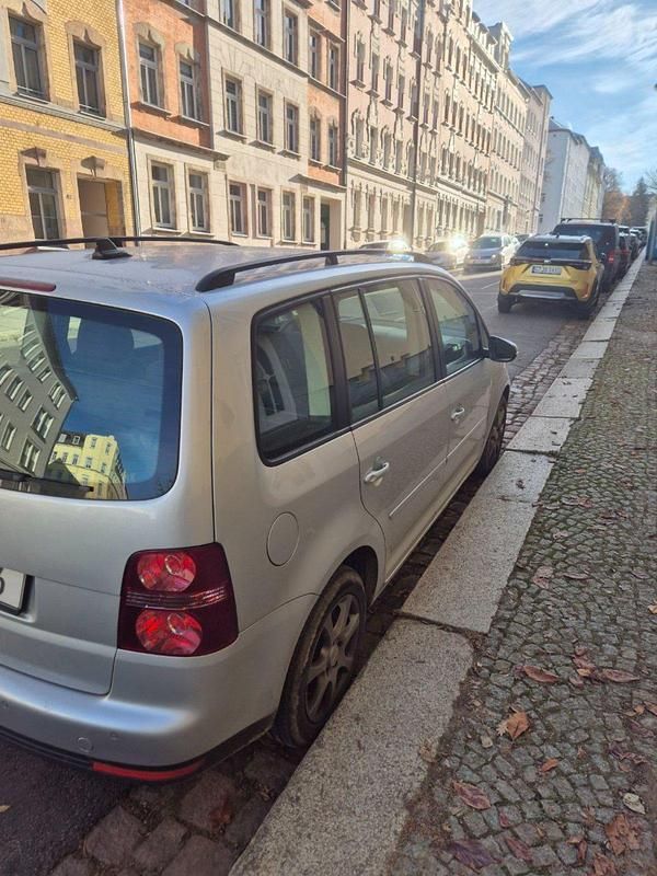 Gebraucht VW Touran 140 PS (102 kW) 2009 Silber Van / Kleinbus