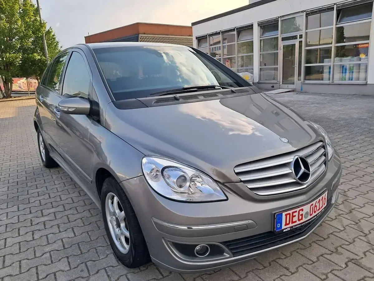 Gebraucht Mercedes B150 95 PS (69 kW) 2008 Seidengrau/lichtgrau/irongrey Van / Kleinbus