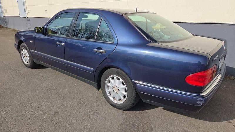 Gebraucht Mercedes E200 Elegance 136 PS (100 kW) 1997 Blau Limousine