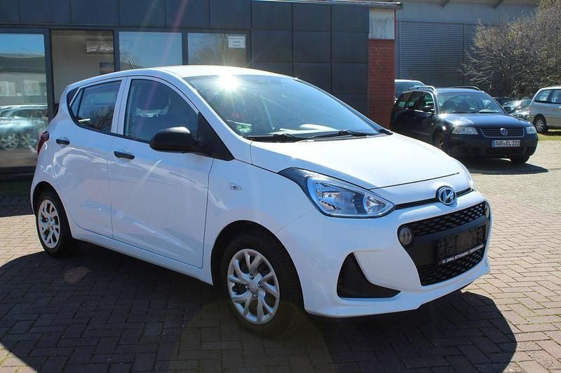 Gebraucht Hyundai i10 Basis 67 PS (49 kW) 2017 Weiß Kleinwagen