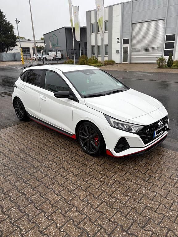 Weiß Gebraucht 2022 Hyundai i20 N Performance Limousine | 25.000 € (Etwas zu teuer) - Bild 1/4