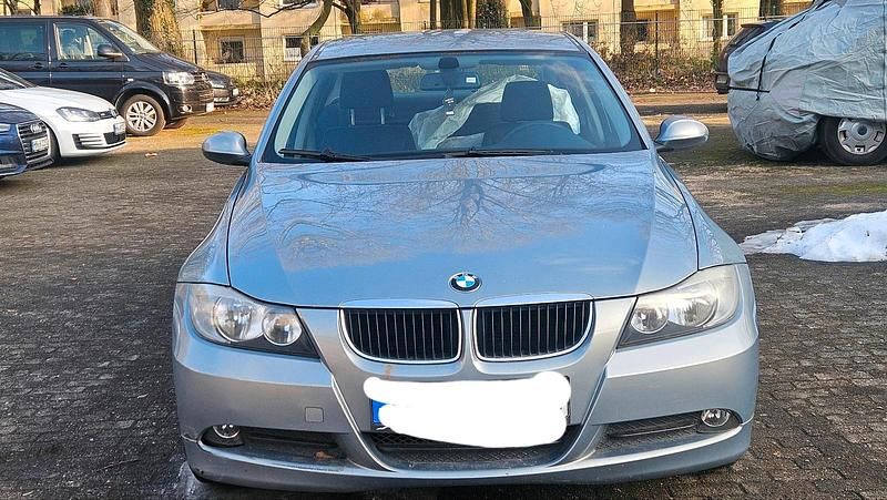 Grau Gebraucht 2005 BMW 318 Limousine | 2.499 € (Guter Preis) - Bild 1/4