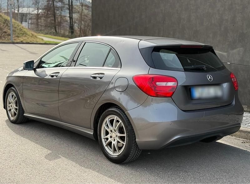 Gebraucht Mercedes A180 122 PS (89 kW) 2015 Grau Kleinwagen