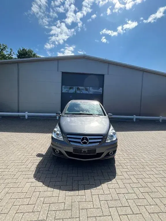 Gebraucht Mercedes B180 116 PS (85 kW) 2011 Schwarz Kleinwagen