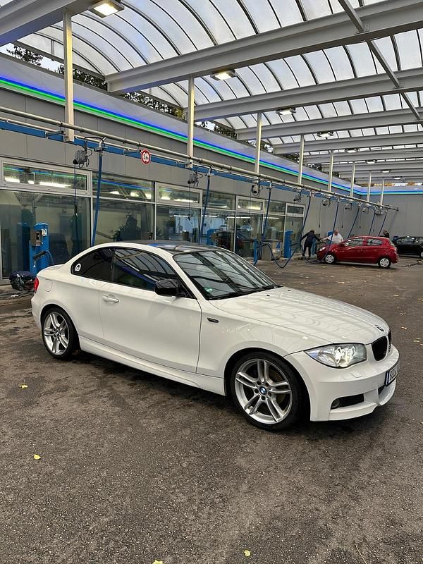 Weiß Gebraucht 2012 BMW 120 Coupé M Sport Coupé | 6.999 € - Bild 1/4