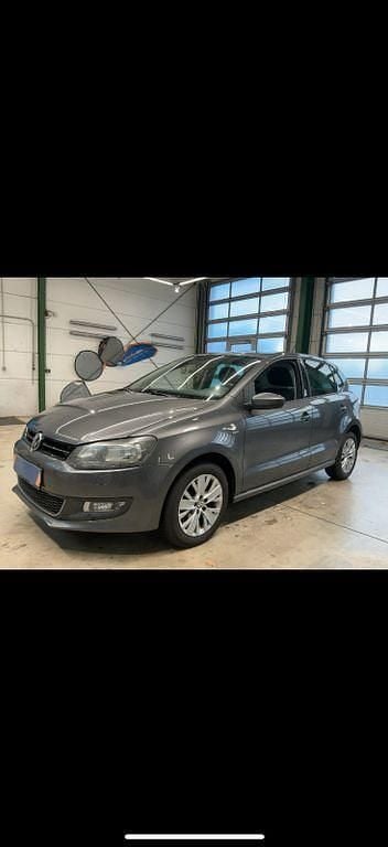 Grau Gebraucht 2013 VW Polo Life Limousine | 5.999 € (Guter Preis) - Bild 1/4