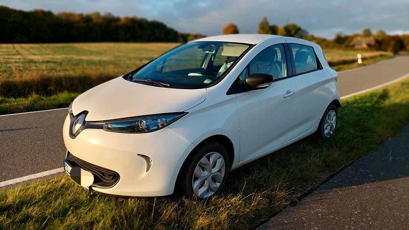 Weiß Gebraucht 2018 Renault Zoe Kleinwagen | 6.888 € (Guter Preis) - Bild 1/4