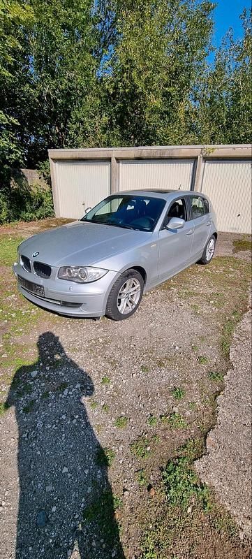 Grau Gebraucht 2011 BMW 120 Kleinwagen | 4.044 € (Guter Preis) - Bild 1/4