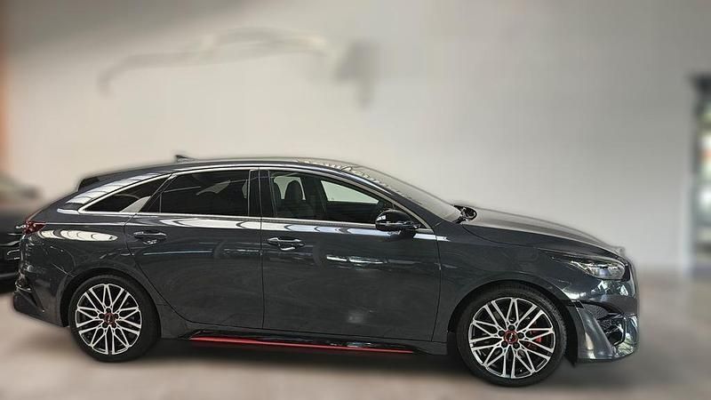 Grau metallic Gebraucht 2022 Kia ProCeed GT Kleinwagen | 28.010 € (Fairer Preis) - Bild 1/4