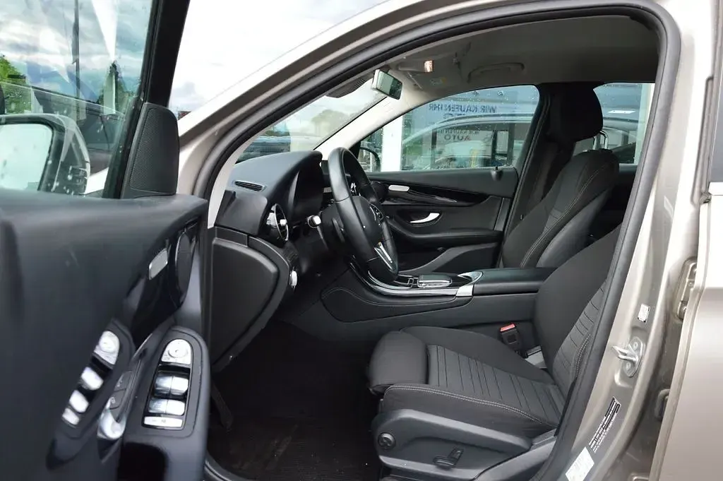 Gebraucht Mercedes GLC200 163 PS (119 kW) 2019 Mojavesilber SUV