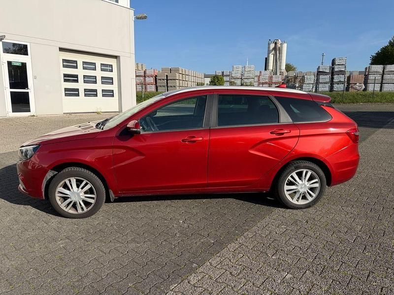 Second-hand Lada Vesta 106 CP (77 kW) 2018 Roșu Break