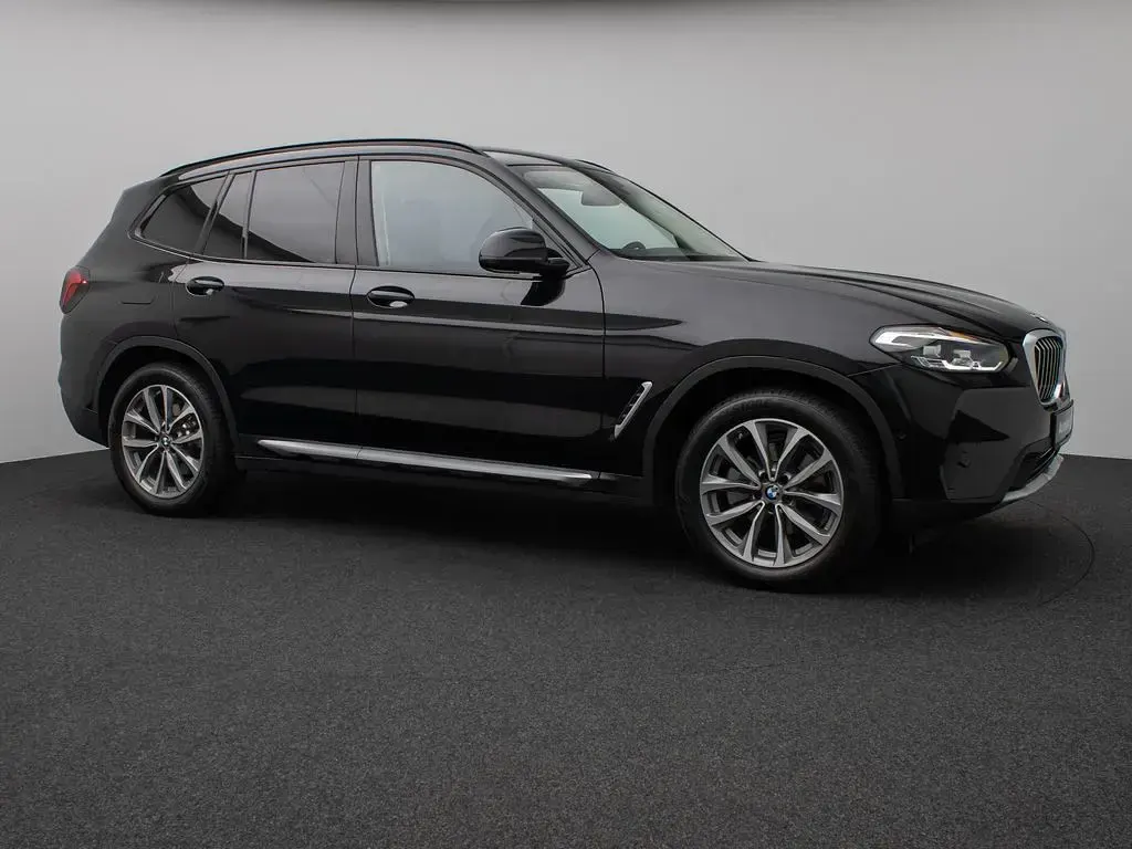 Gebraucht BMW X3 Sport Line 190 PS (139 kW) 2023 Saphirschwarz metallic475schwarz SUV