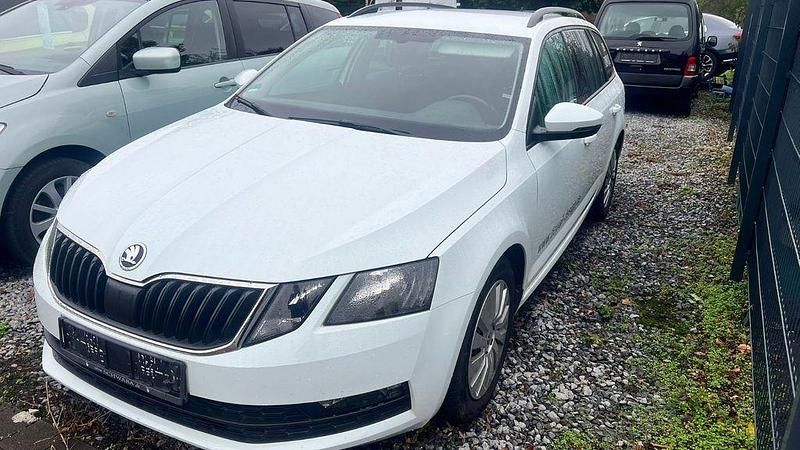 Weiß Gebraucht 2017 Skoda Octavia Ambition Kombi | 9.600 € (Guter Preis) - Bild 1/4