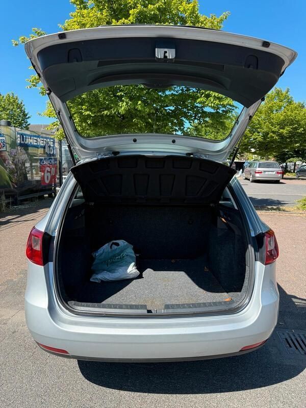 Silber Gebraucht 2012 Seat Ibiza ST Kombi | 2.999 € (Guter Preis) - Bild 1/4