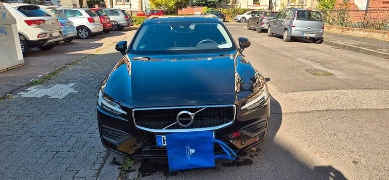 Schwarz Gebraucht 2019 Volvo V60 Momentum Kombi | 21.500 € (Superpreis) - Bild 1/4