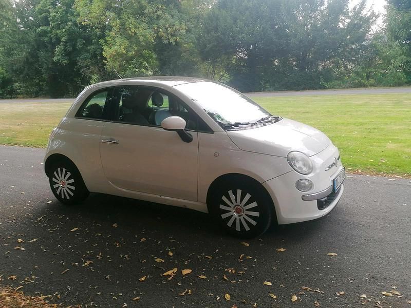 Weiß Gebraucht 2011 Fiat 500 Kleinwagen | 3.450 € (Fairer Preis) - Bild 1/4