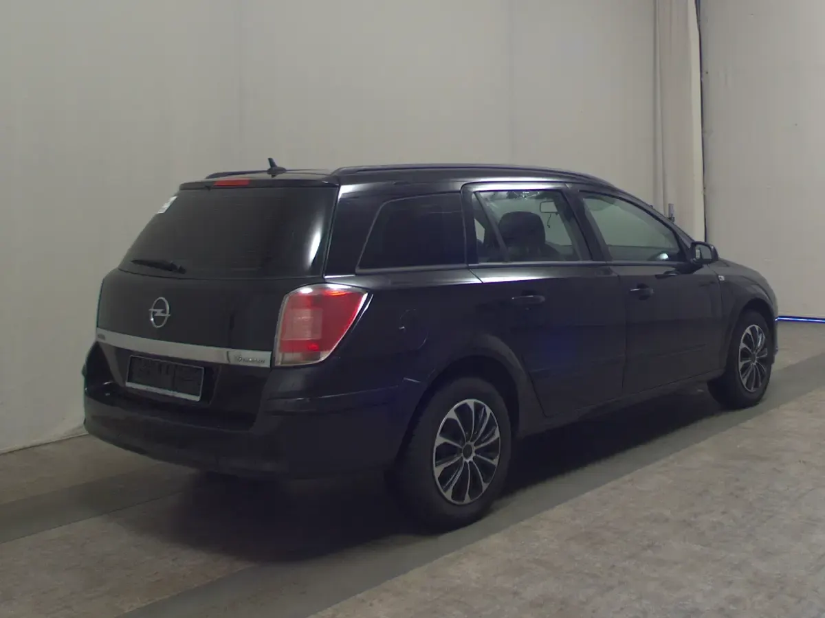 Używany Opel Astra Edition 105 KM (77 kW) 2005 Czarny Kombi
