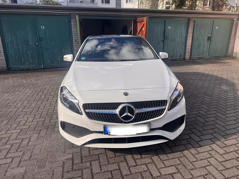 Weiß Gebraucht 2017 Mercedes A180 AMG line Kleinwagen | 16.490 € (Fairer Preis) - Bild 1/4
