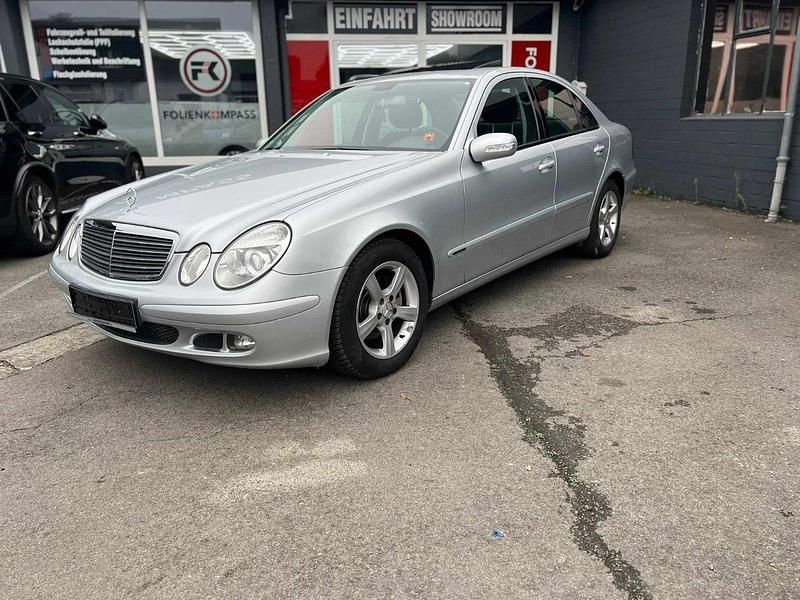 Silber Gebraucht 2005 Mercedes E200 Limousine | 6.590 € (Fairer Preis) - Bild 1/4