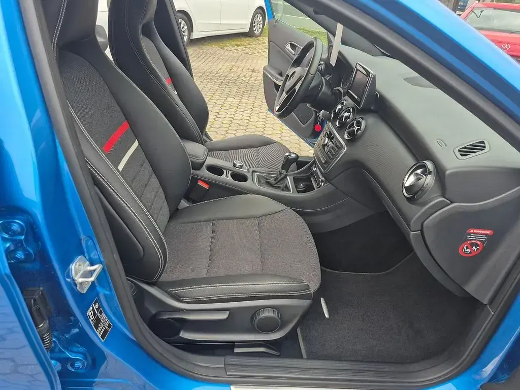 Gebraucht Mercedes A180 122 PS (89 kW) 2013 Blau Kleinwagen