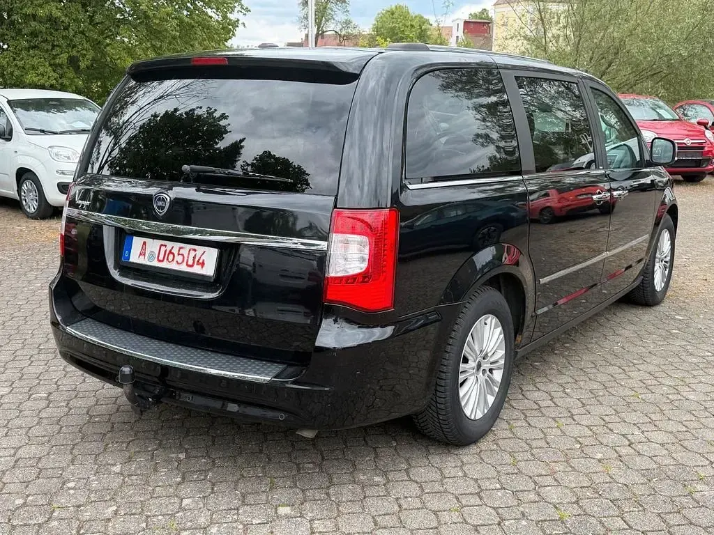 Usata Lancia Voyager Platinum 178 CV (130 kW) 2013 Nero Monovolume