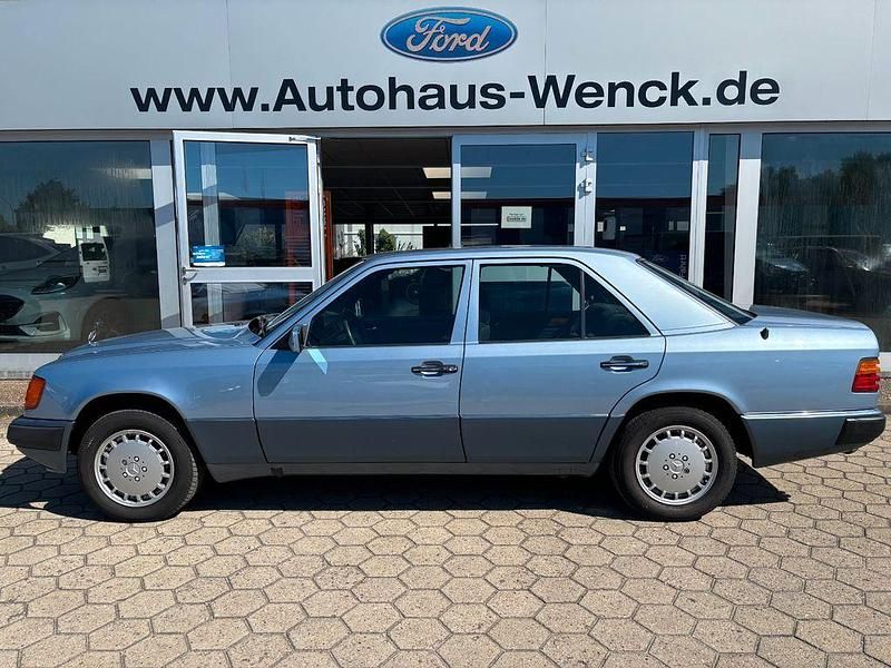 Blau Gebraucht 1991 Mercedes E260 Limousine | 12.970 € - Bild 1/4