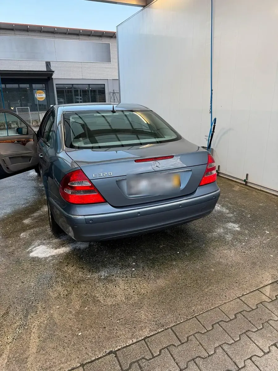 Gebraucht Mercedes E320 224 PS (164 kW) 2003 Blau Limousine