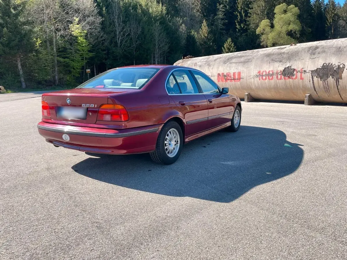 Gebraucht BMW 528 193 PS (141 kW) 1996 Rot Limousine