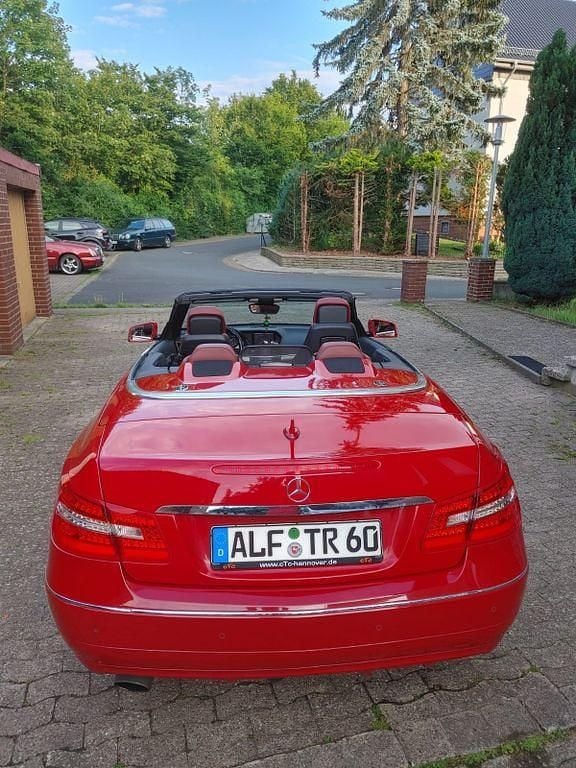 Gebraucht Mercedes E200 Elegance 184 PS (135 kW) 2011 Rot Cabrio