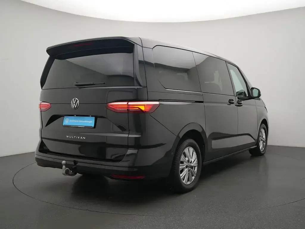 Gebraucht VW Multivan Life 150 PS (110 kW) 2025 Deep black Van / Kleinbus