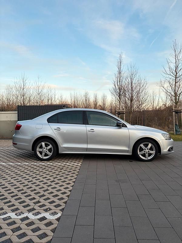 Gebraucht VW Jetta 105 PS (77 kW) 2011 Silber Limousine
