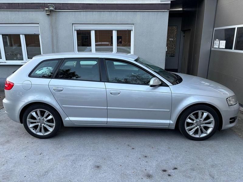 Gebraucht Audi A3 Attraction 105 PS (77 kW) 2012 Silber Kleinwagen