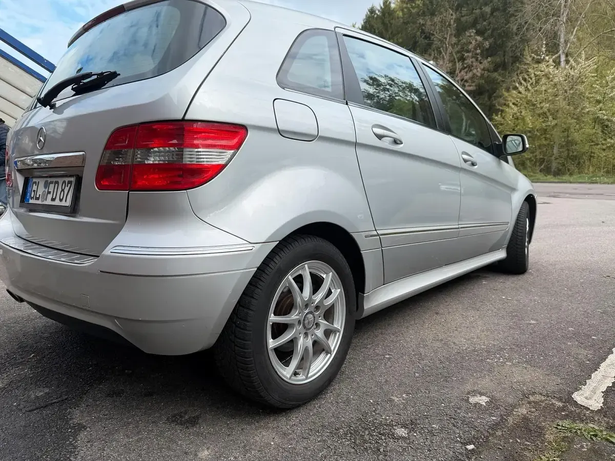 Gebraucht Mercedes B180 109 PS (80 kW) 2010 Silber Van / Kleinbus