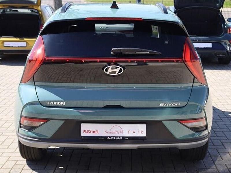 Neu Hyundai Bayon 101 PS (74 kW) 2025 Grün SUV