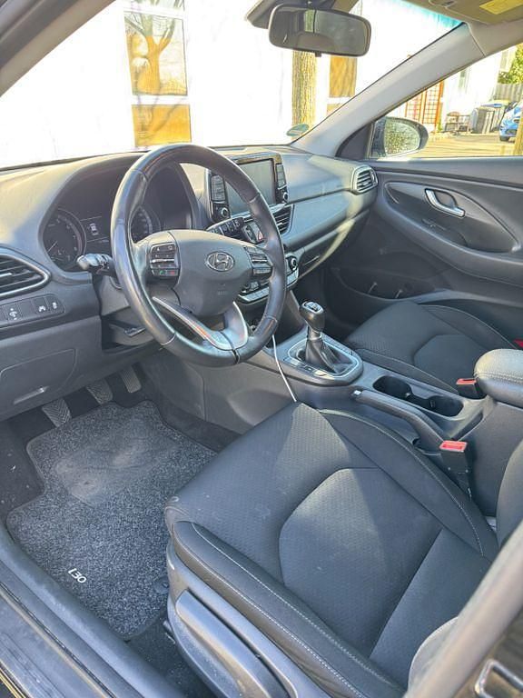 Gebraucht Hyundai i30 Intro Edition 140 PS (102 kW) 2017 Schwarz Limousine