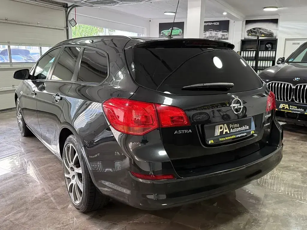 Gebraucht Opel Astra Design Edition 101 PS (74 kW) 2012 Schwarz Kombi