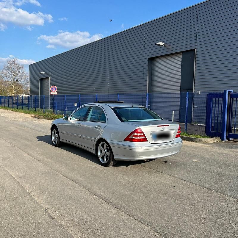Gebraucht Mercedes 220 146 PS (107 kW) 2006 Silber Limousine