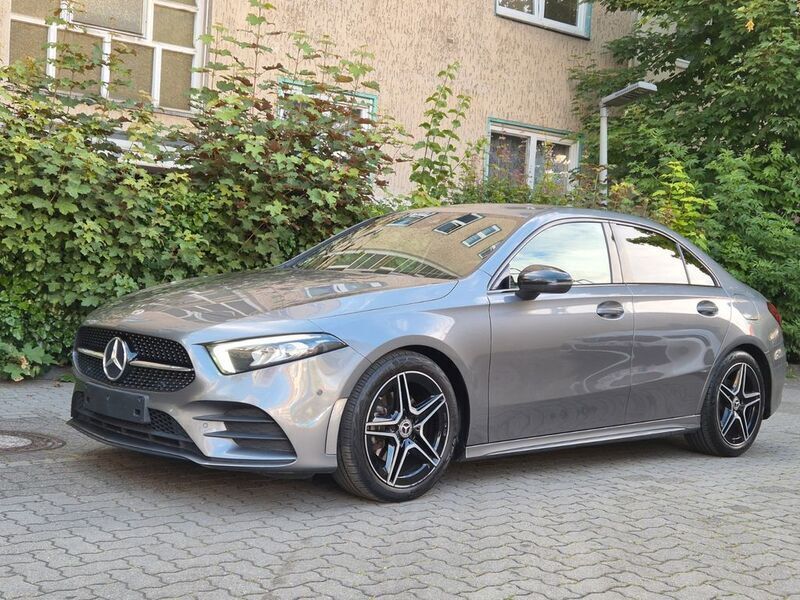 Grau Gebraucht 2021 Mercedes A200 AMG line Limousine | 23.900 € (Guter Preis) - Bild 1/4